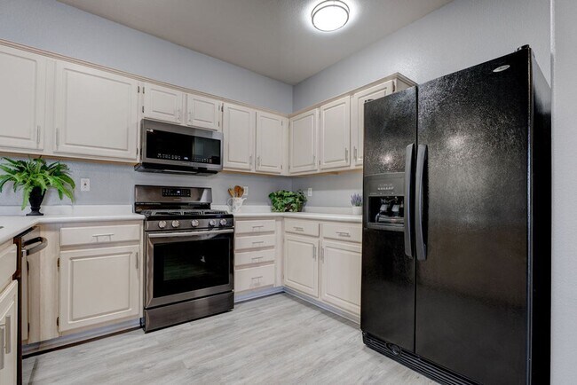 Building Photo - 855 N Stephanie St