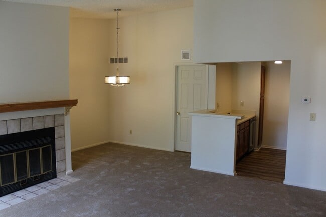 Building Photo - Wonderful 2 Bed Condo in Great Location