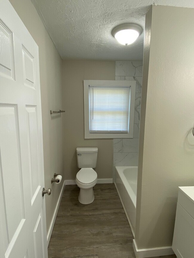 Building Photo - 3 bedroom, 2 bath ranch style home