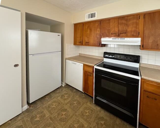 Building Photo - POM1857