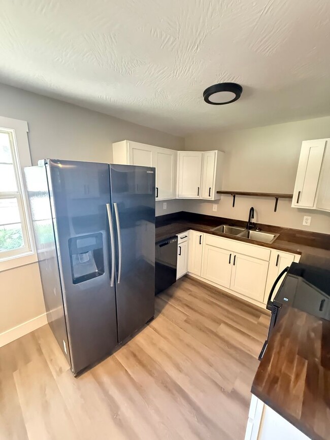 Building Photo - 4 bed 2 Bath Ozark, MO
