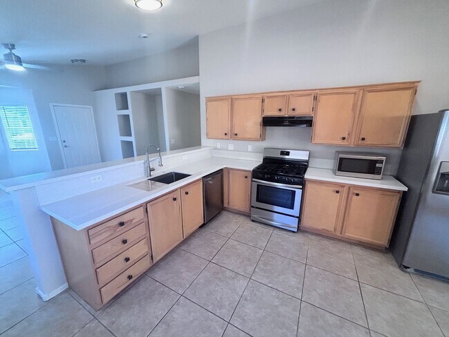 Building Photo - GREAT SINGLE STORY WITH 3 BEDS & 2 BATHS IN GATED COMMUNITY!