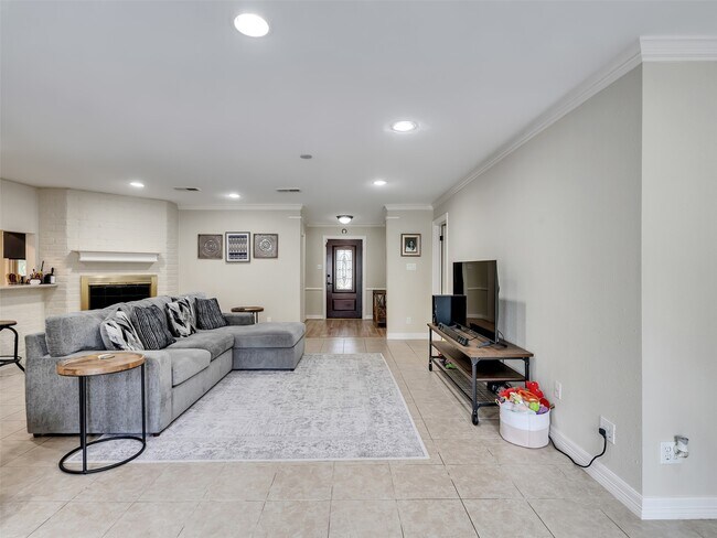 Building Photo - 2811 Quincannon Ln