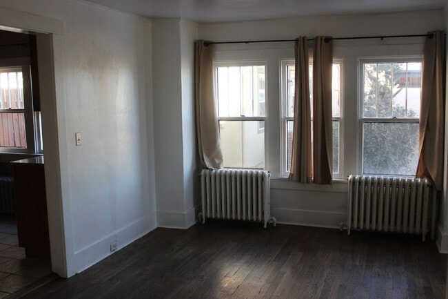 Building Photo - LARGE 3 bedroom in Old Broadmoor
