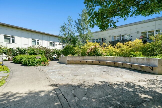 Building Photo - Roomy Townhouse in Downtown Burien, Excellent Walkable location!