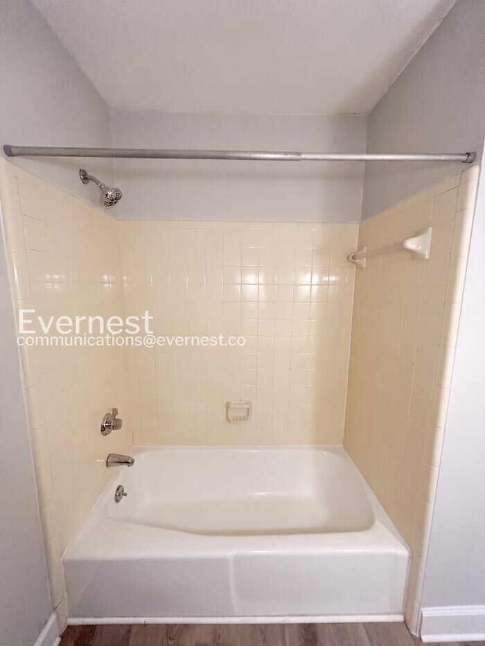 Building Photo - 3208 Pinecrest Dr