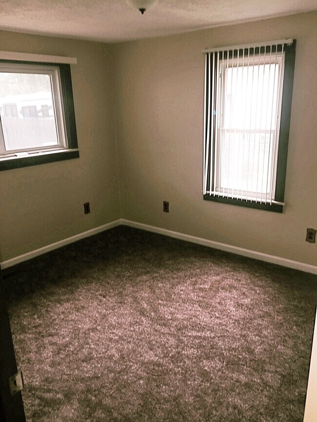 Building Photo - 2 bedroom/ 1 bathroom ranch with porch on ...