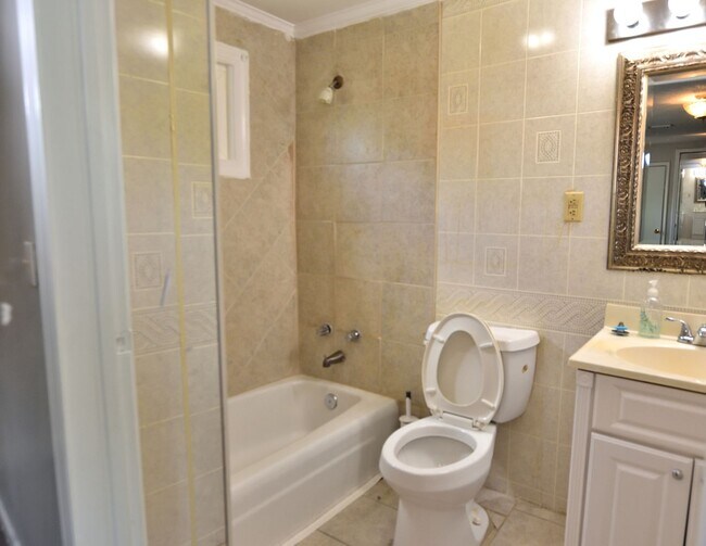 Building Photo - 626 Woodland Ave