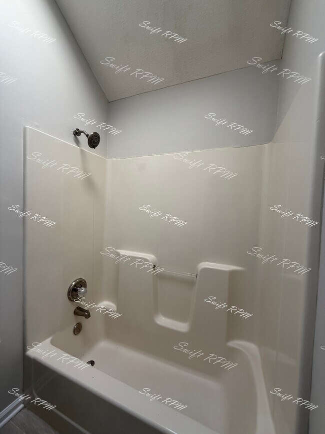 Building Photo - 15602 Maple St