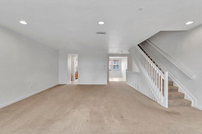 Building Photo - 4 BEDROOMS 3.5 BATHROOMS!! GATED COMMUNITY