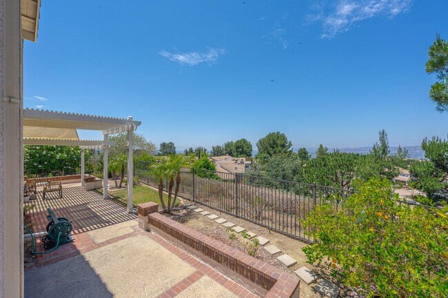 Building Photo - 1011 S Mountcrest Ct