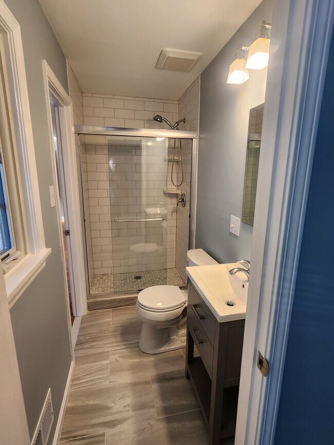 Building Photo - BEAUTIFUL  3 BEDROOM 2 BATH HOME / FINISHED BASEMENT/GARAGE