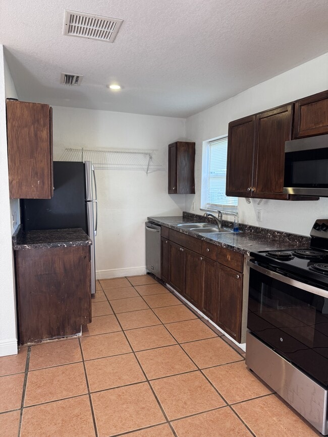 Building Photo - 151 SE Castana Ct