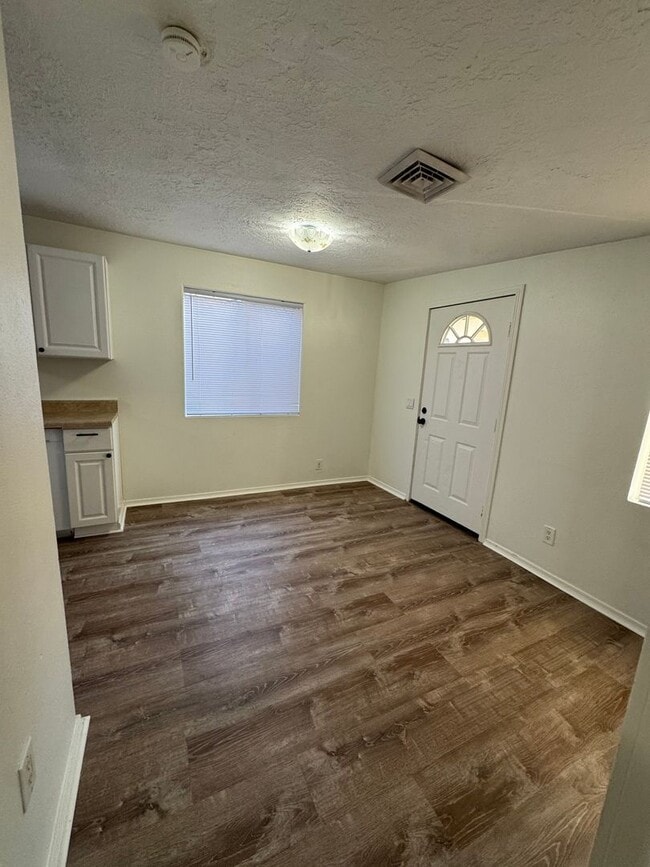 Building Photo - West Roseburg 2 Bedroom home with fenced yard