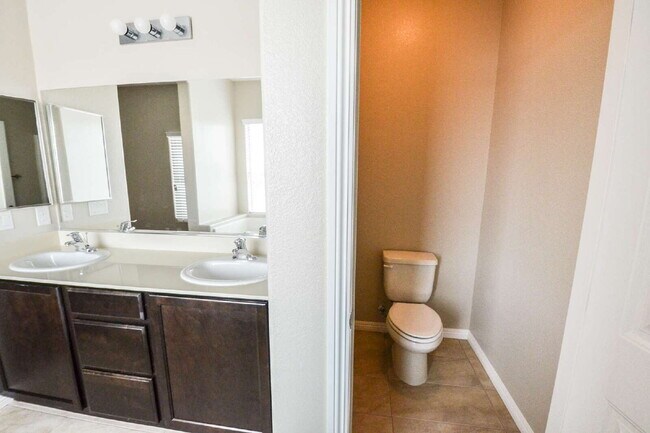 Building Photo - "Spacious 4-Bedroom Retreat with 2.5 Baths in Vibrant Las Vegas Locale!"