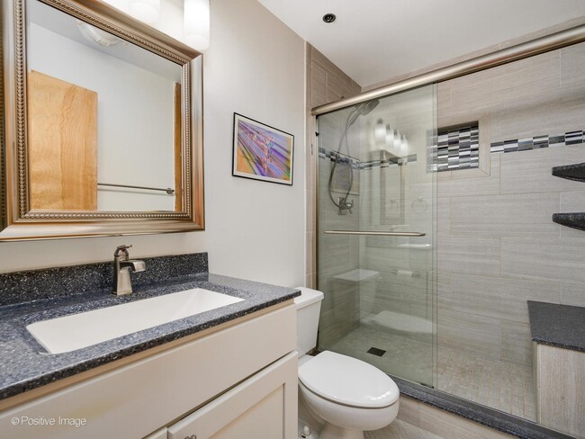 Full Bath - 2300 W Wabansia Ave