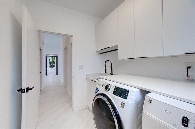Building Photo - 2550 Jardin Terrace