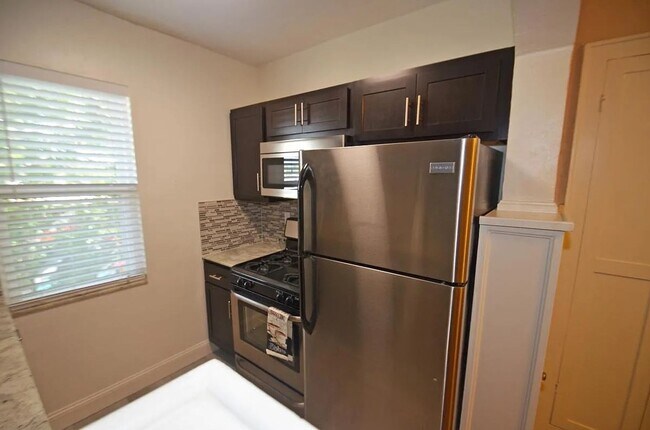 Building Photo - Charming Fully Furnished or unfurnished 1-Bed, 1-Bath steps from the Plaza District