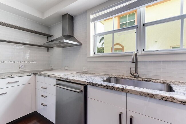 Building Photo - 623 NE 8th Ave