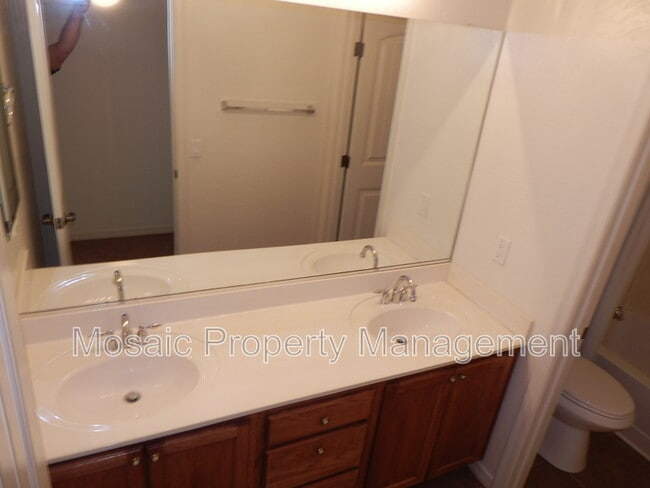 Building Photo - 3721 S Vineyard Ave