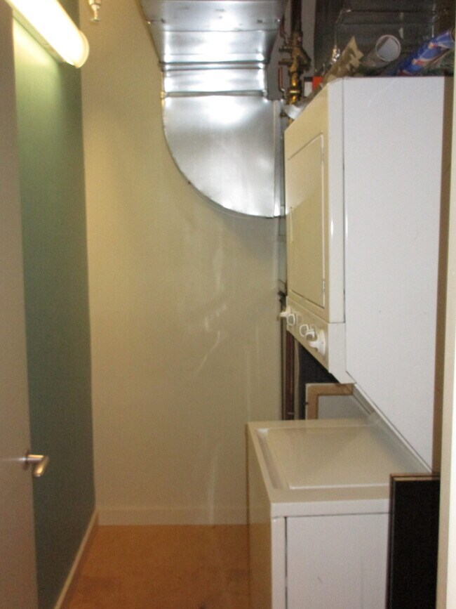 Building Photo - **ONE MONTH FREE** Meriwether West - North facing studio with river/bridge views/parking/amenitie...