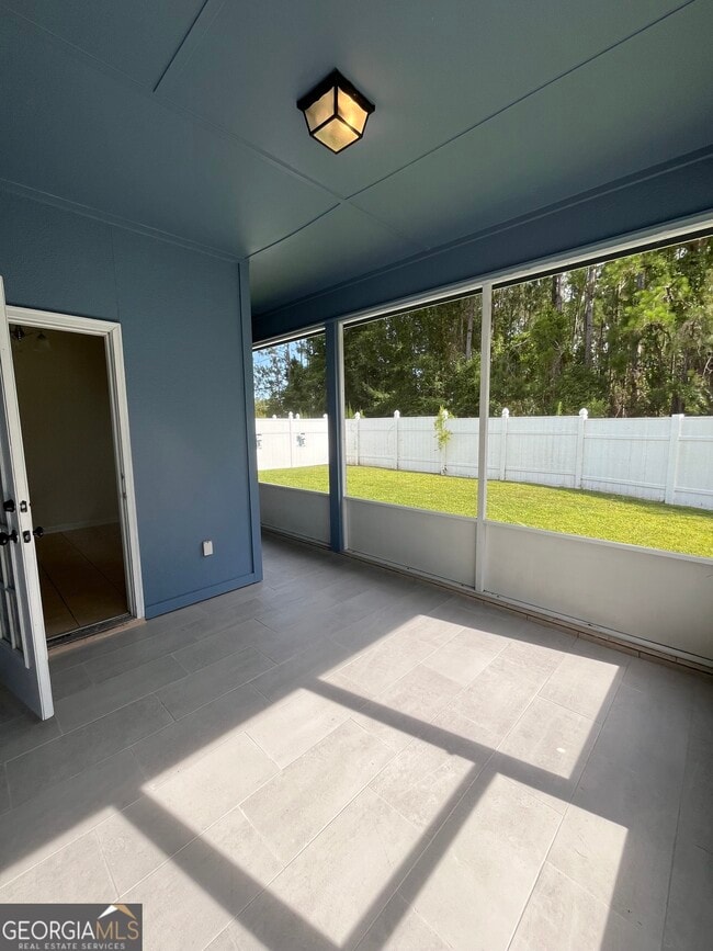 Building Photo - 204 Royal Palms Ave