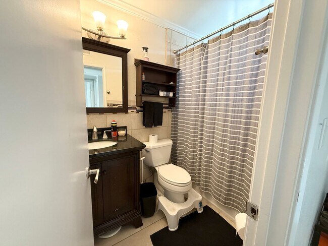Building Photo - PET FRIENDLY - Charming 4-Bedroom Home in ...