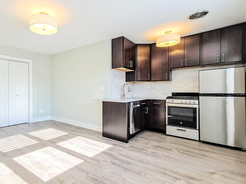 Building Photo - 454 W Barry Ave