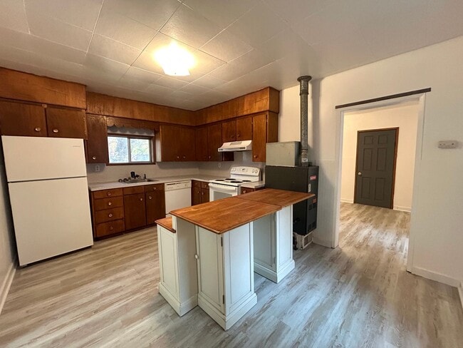 Building Photo - Cottage Style 1 Bed Home with a Large Yard & Storage Shed for Rent