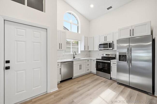 Building Photo - 7618 Pinewalk Dr S