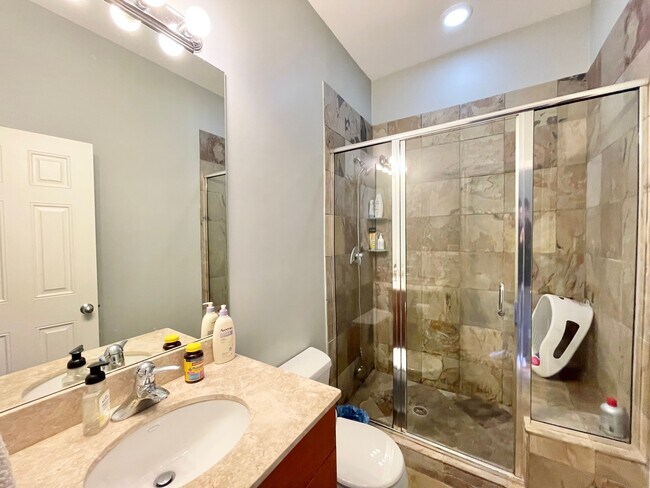 Building Photo - 2734 N Wolcott Ave