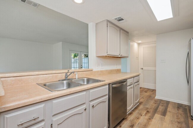 Building Photo - Spacious townhouse with large 2nd floor covered patio!