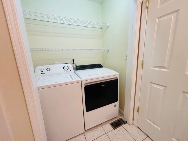 Building Photo - 228 Mountain Breeze Dr