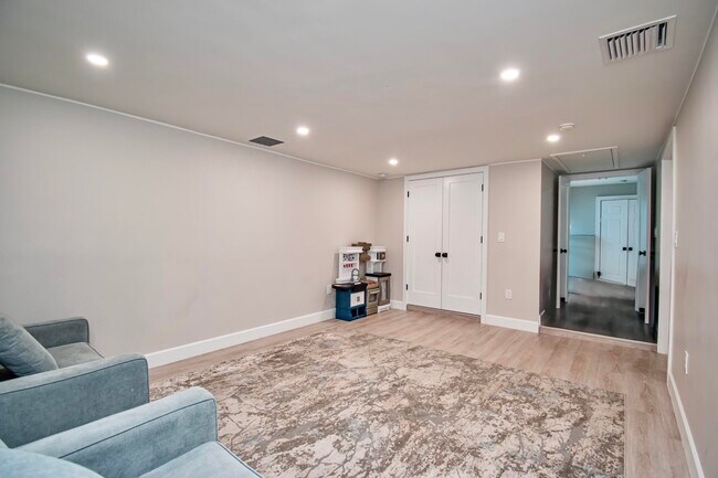 Building Photo - 6805 Allegre Ct