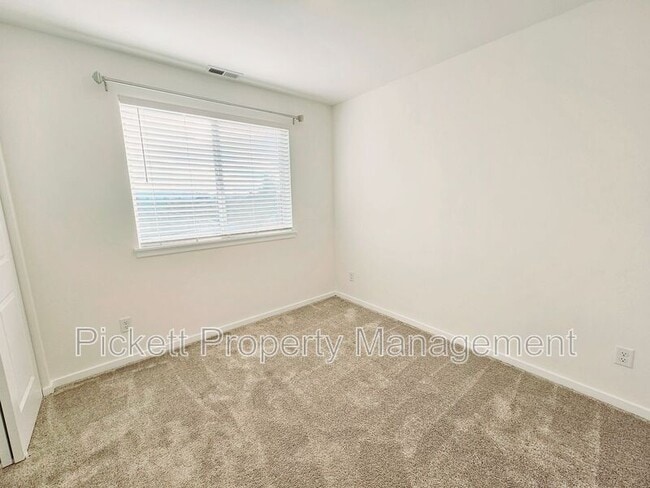 Building Photo - 946 NW Highgarden Dr