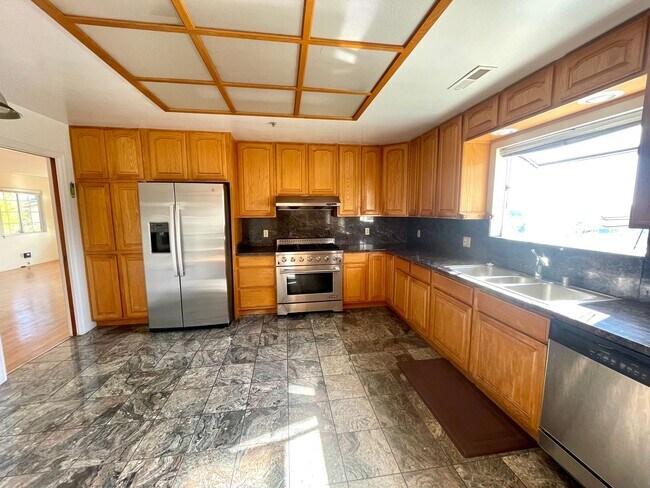 Building Photo - Spacious 3 Bedroom House