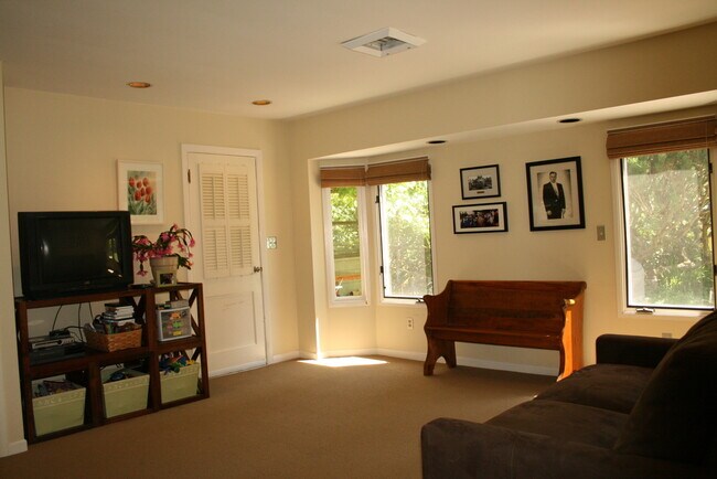 Building Photo - Lovely Mid Century Ranch in sought after West Slope neighborhood!