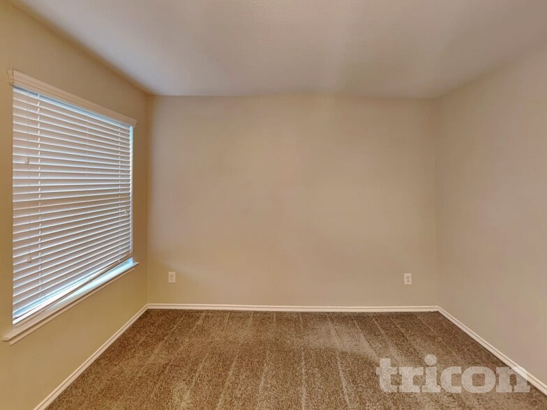 Building Photo - 3025 Iris Dr