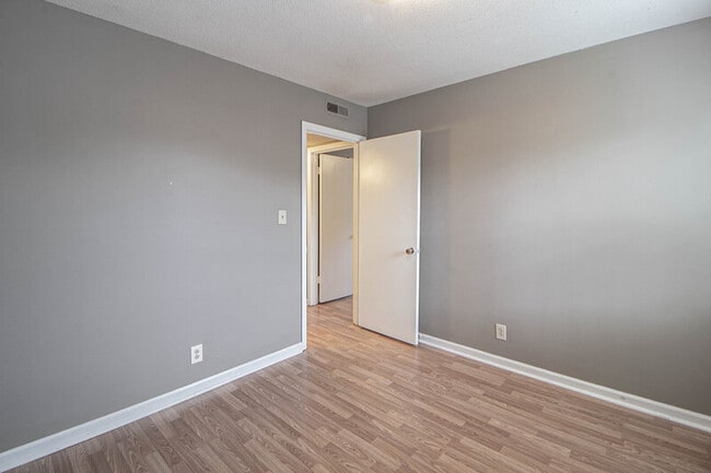 Building Photo - 807 Golf View Pl