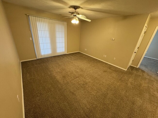 Building Photo - 2 bedroom -2 bathroom top floor apartment