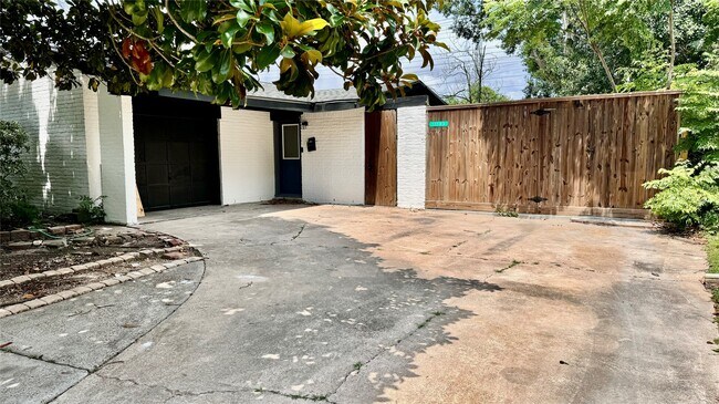 Building Photo - 11103 Greenwillow Dr