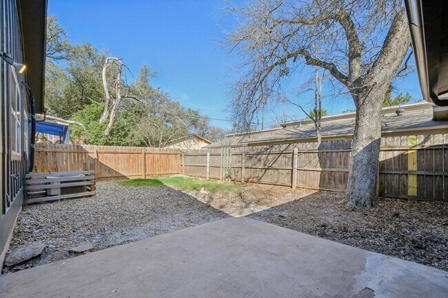 Building Photo - 11906 Broad Oaks Dr