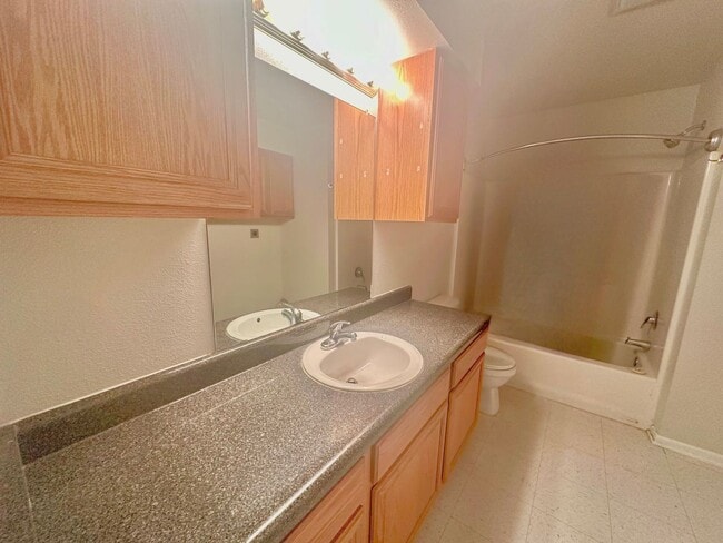 Building Photo - Cozy 2/1 Duplex in Pleasanton w/ Dedicated Parking ~ Move-In Ready!