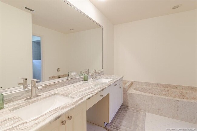 Building Photo - 2343 SW Spoonbill Dr