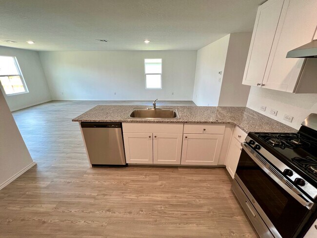 Building Photo - Beautiful 4-Bed 2-Bath Home in the Fabulou...