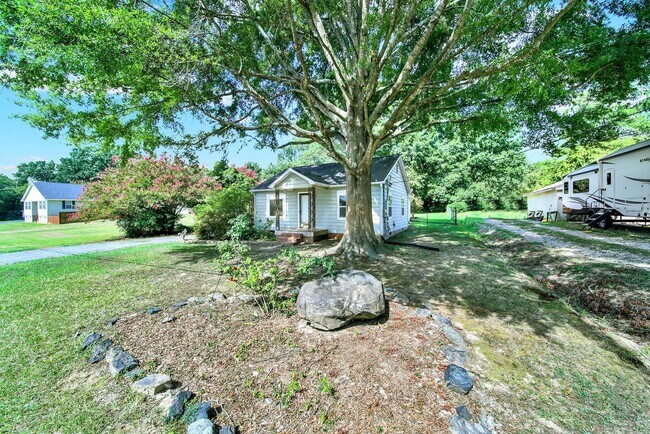 Building Photo - Wonderful Three Bed Two Bath Home in Stanf...