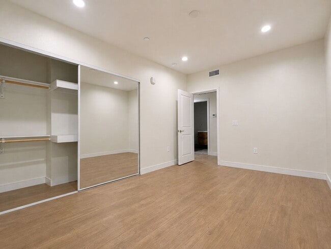 Building Photo - 14411 Vanowen St