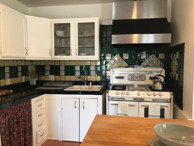 Kitchen w/ O'Keefe Merritt Stove - 2015 Hillcrest Rd