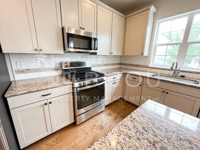 Building Photo - 1167 Solitaire St