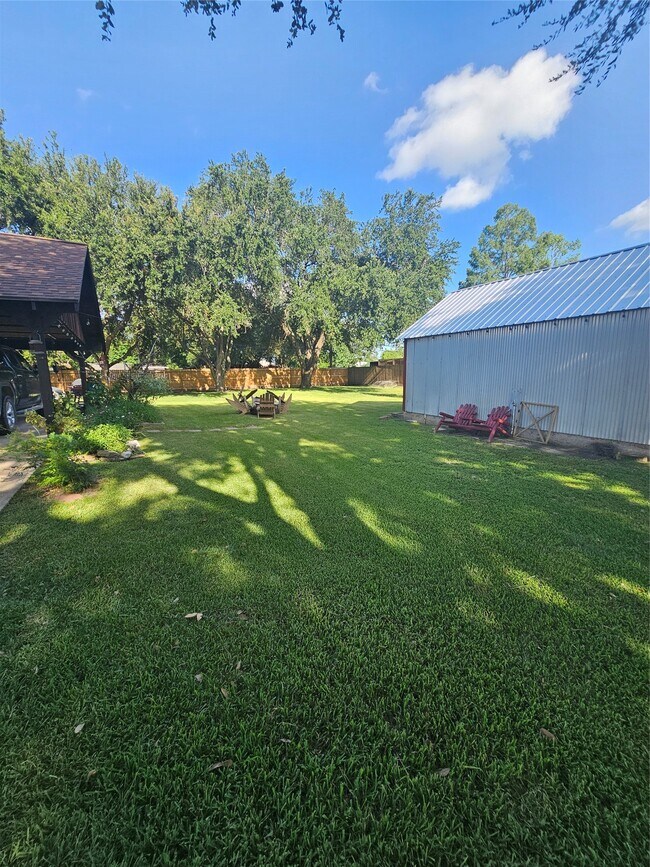 Building Photo - 2612 Primrose Dr